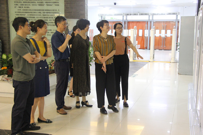 学校举办庆祝新中国成立70周年、6.9国际档案日馆藏档案图片展